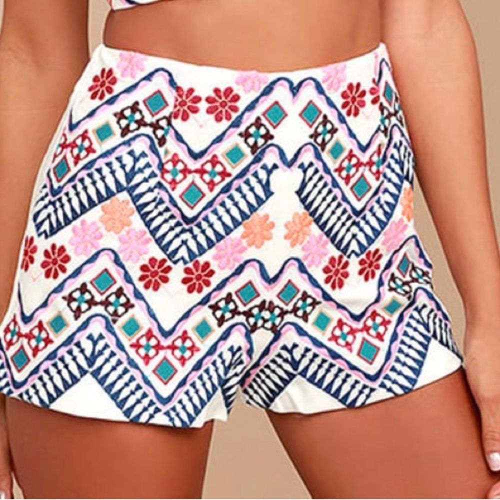 Lulu’s Rhythm Gonna Get You White embroidered shorts, summertime, size Small
